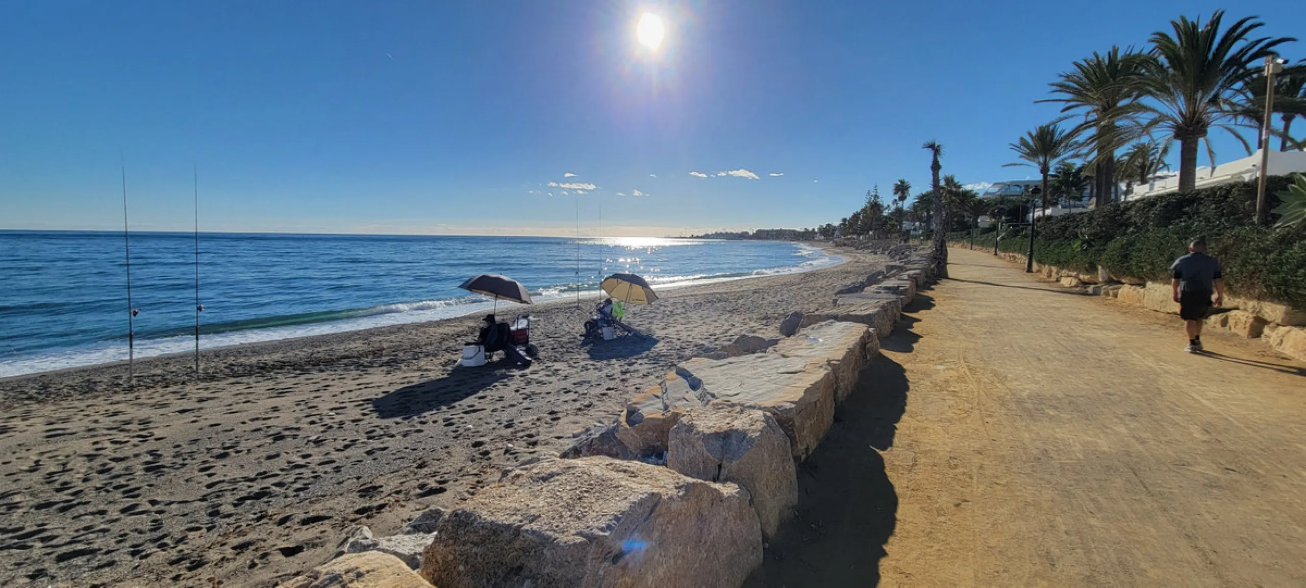 We are delighted to present this fabulous 3 bedroomed South west facing apartment situated on the 3rd floor which is located on the prestigious area of Marbella known as the Golden mile within close proximity to the famous Puente Romano Hotel Resort and w
