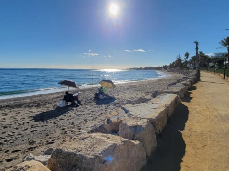 We are delighted to present this fabulous 3 bedroomed South west facing apartment situated on the 3rd floor which is located on the prestigious area of Marbella known as the Golden mile within close proximity to the famous Puente Romano Hotel Resort and w