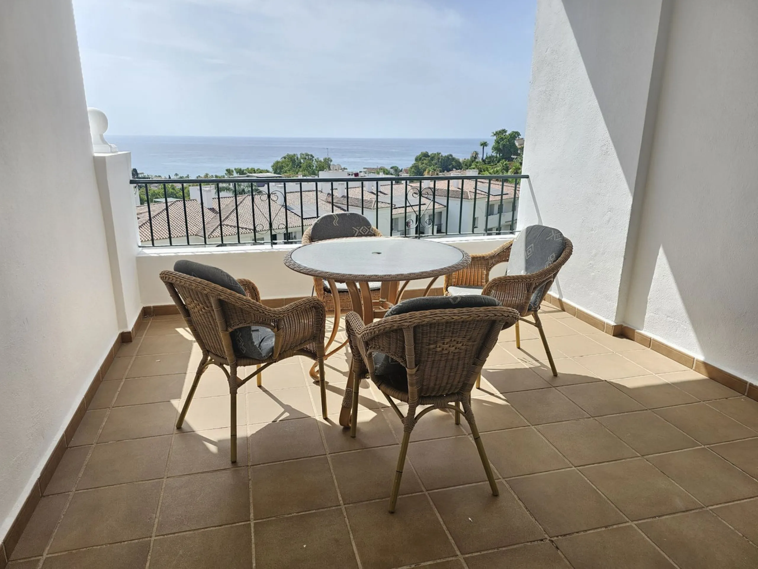 Apartment in Miraflores with fantastic sea views. It features two spacious bedrooms and two bathrooms, a fully equipped kitchen with a utility room, and a spacious living-dining room with access to a 10 m2 terrace with fantastic sea views. The complex is 