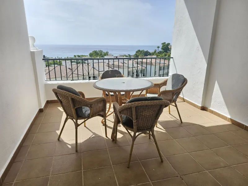 Apartment in Miraflores with fantastic sea views. It features two spacious bedrooms and two bathrooms, a fully equipped kitchen with a utility room, and a spacious living-dining room with access to a 10 m2 terrace with fantastic sea views. The complex is 