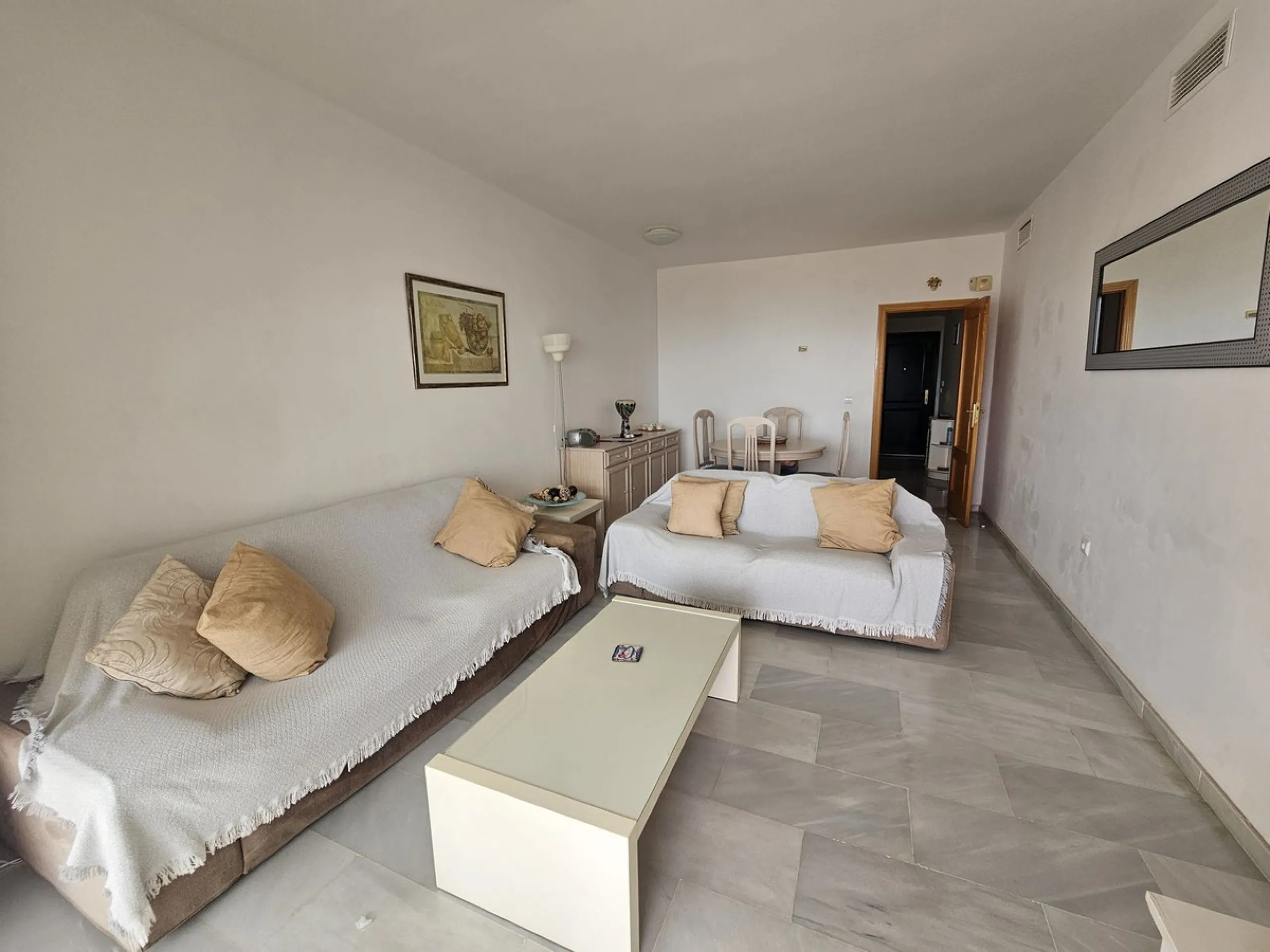 Apartment in Miraflores with fantastic sea views. It features two spacious bedrooms and two bathrooms, a fully equipped kitchen with a utility room, and a spacious living-dining room with access to a 10 m2 terrace with fantastic sea views. The complex is 