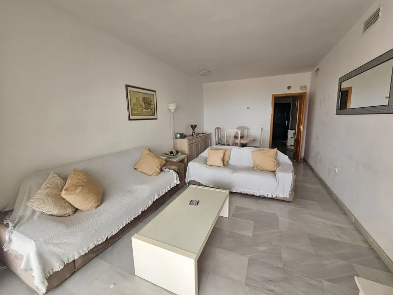 Apartment in Miraflores with fantastic sea views. It features two spacious bedrooms and two bathrooms, a fully equipped kitchen with a utility room, and a spacious living-dining room with access to a 10 m2 terrace with fantastic sea views. The complex is 