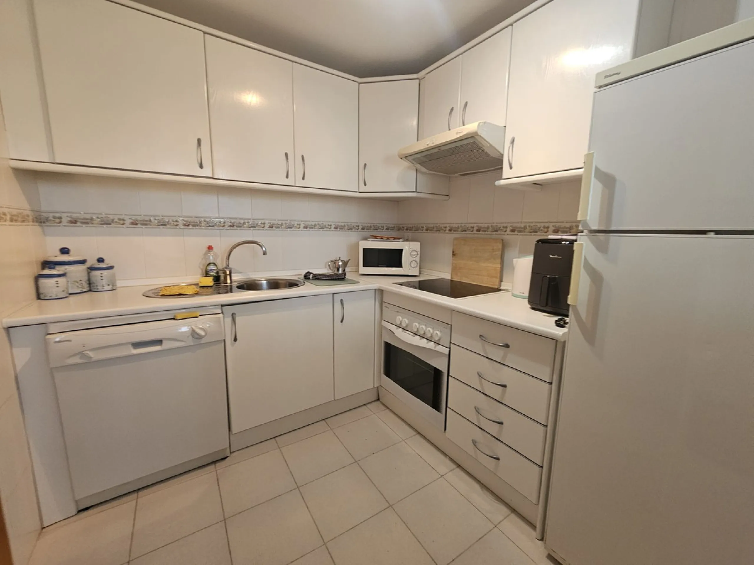 Apartment in Miraflores with fantastic sea views. It features two spacious bedrooms and two bathrooms, a fully equipped kitchen with a utility room, and a spacious living-dining room with access to a 10 m2 terrace with fantastic sea views. The complex is 