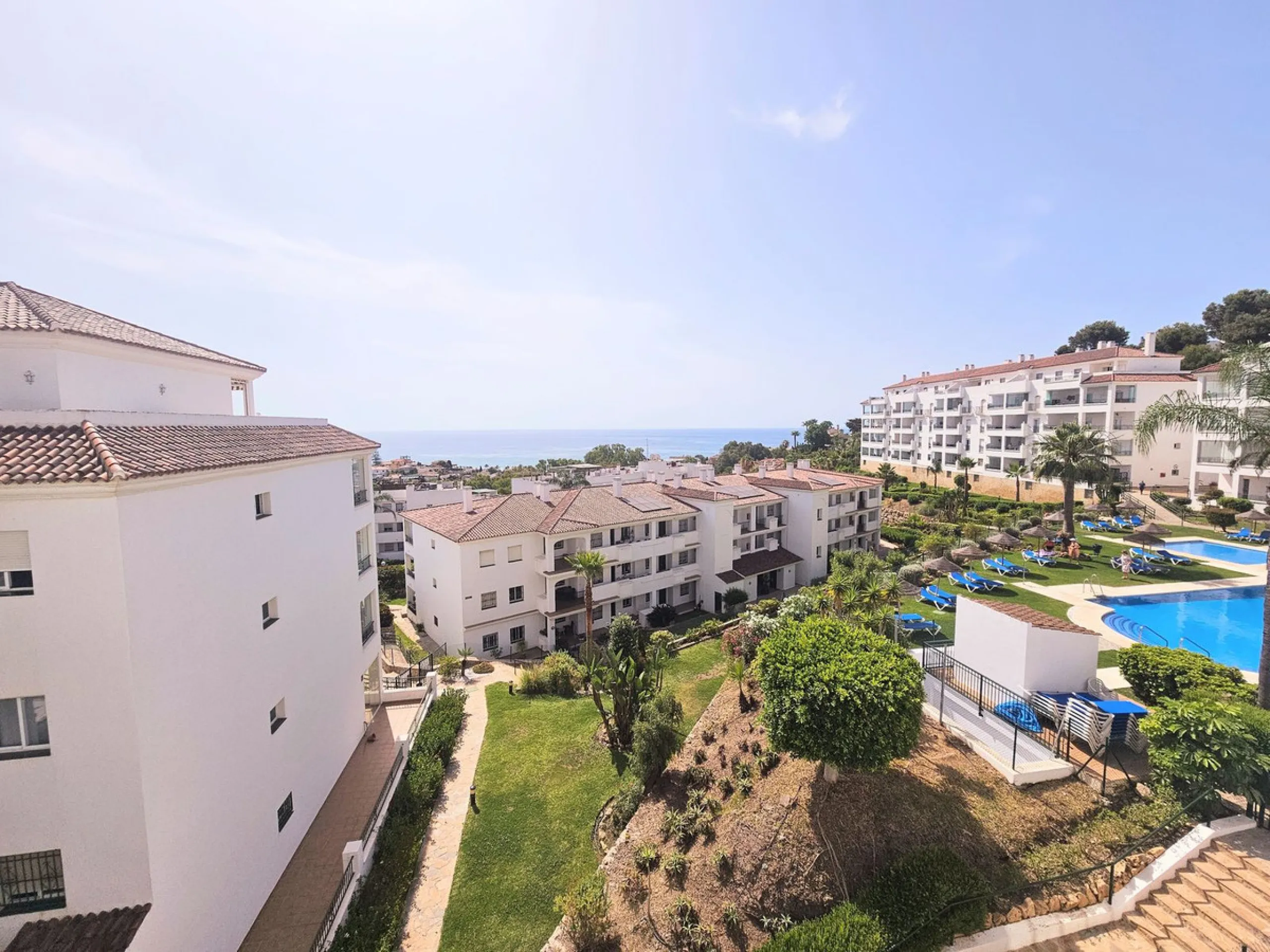 Apartment in Miraflores with fantastic sea views. It features two spacious bedrooms and two bathrooms, a fully equipped kitchen with a utility room, and a spacious living-dining room with access to a 10 m2 terrace with fantastic sea views. The complex is 