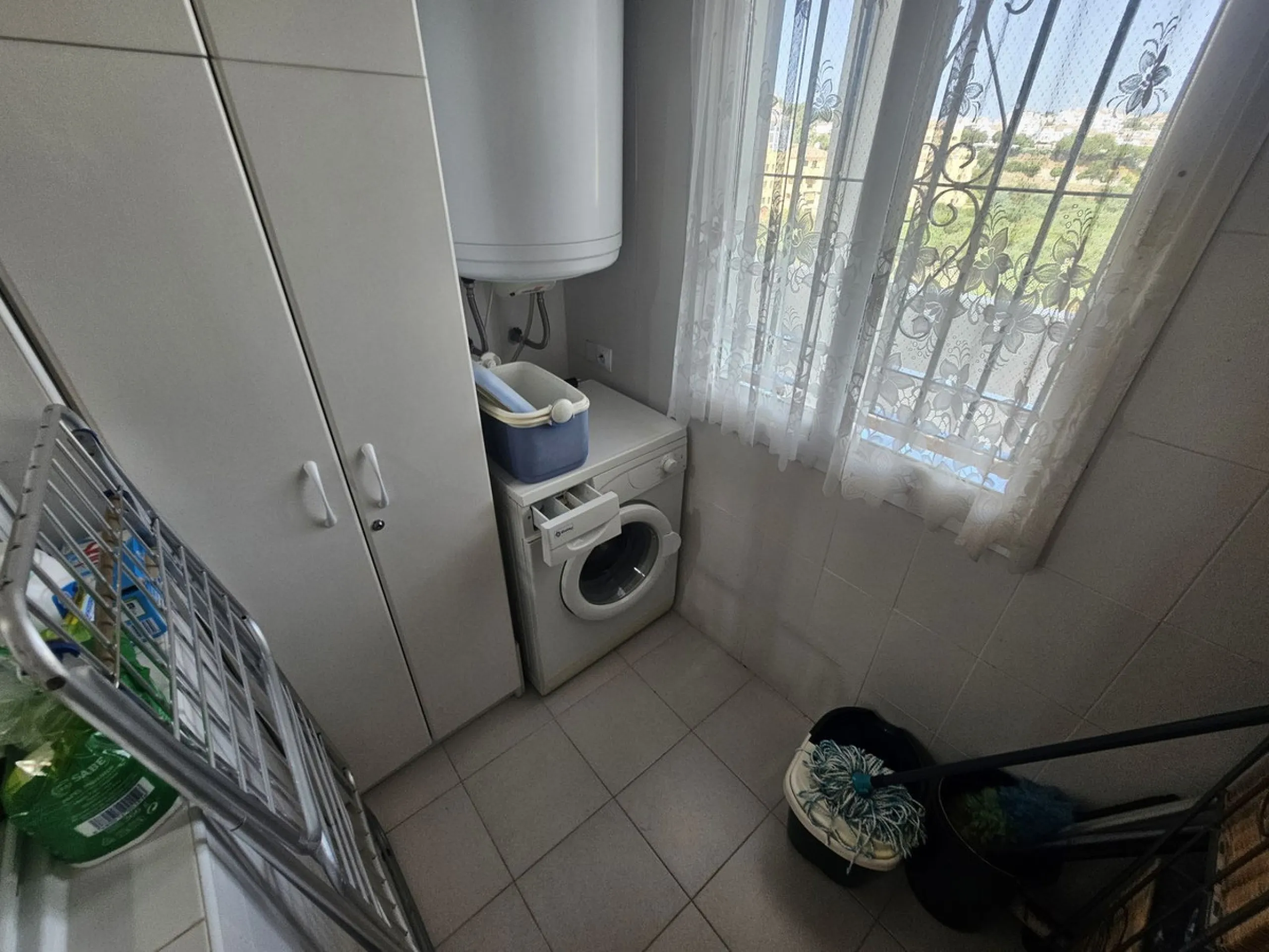 Apartment in Miraflores with fantastic sea views. It features two spacious bedrooms and two bathrooms, a fully equipped kitchen with a utility room, and a spacious living-dining room with access to a 10 m2 terrace with fantastic sea views. The complex is 