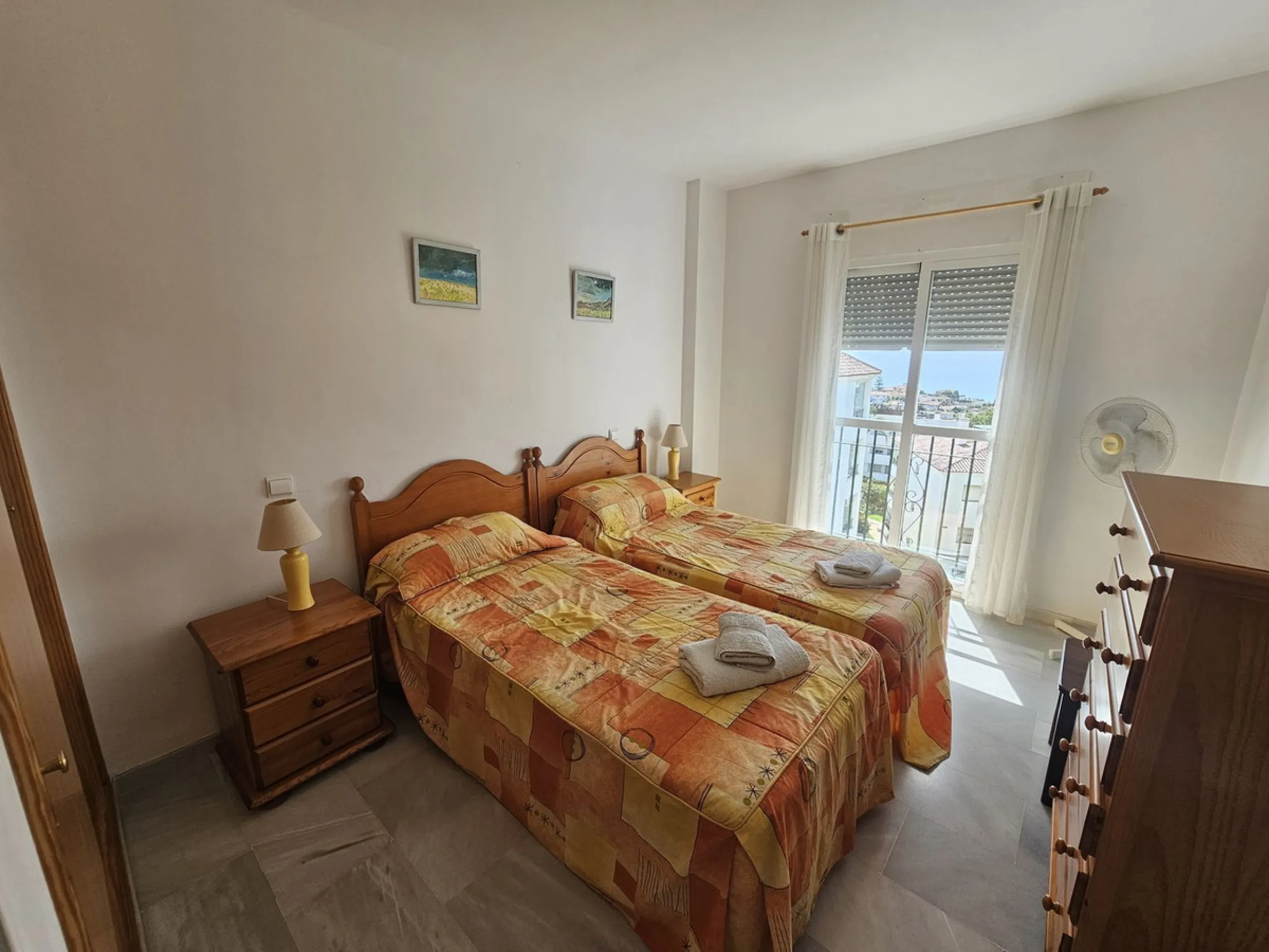 Apartment in Miraflores with fantastic sea views. It features two spacious bedrooms and two bathrooms, a fully equipped kitchen with a utility room, and a spacious living-dining room with access to a 10 m2 terrace with fantastic sea views. The complex is 