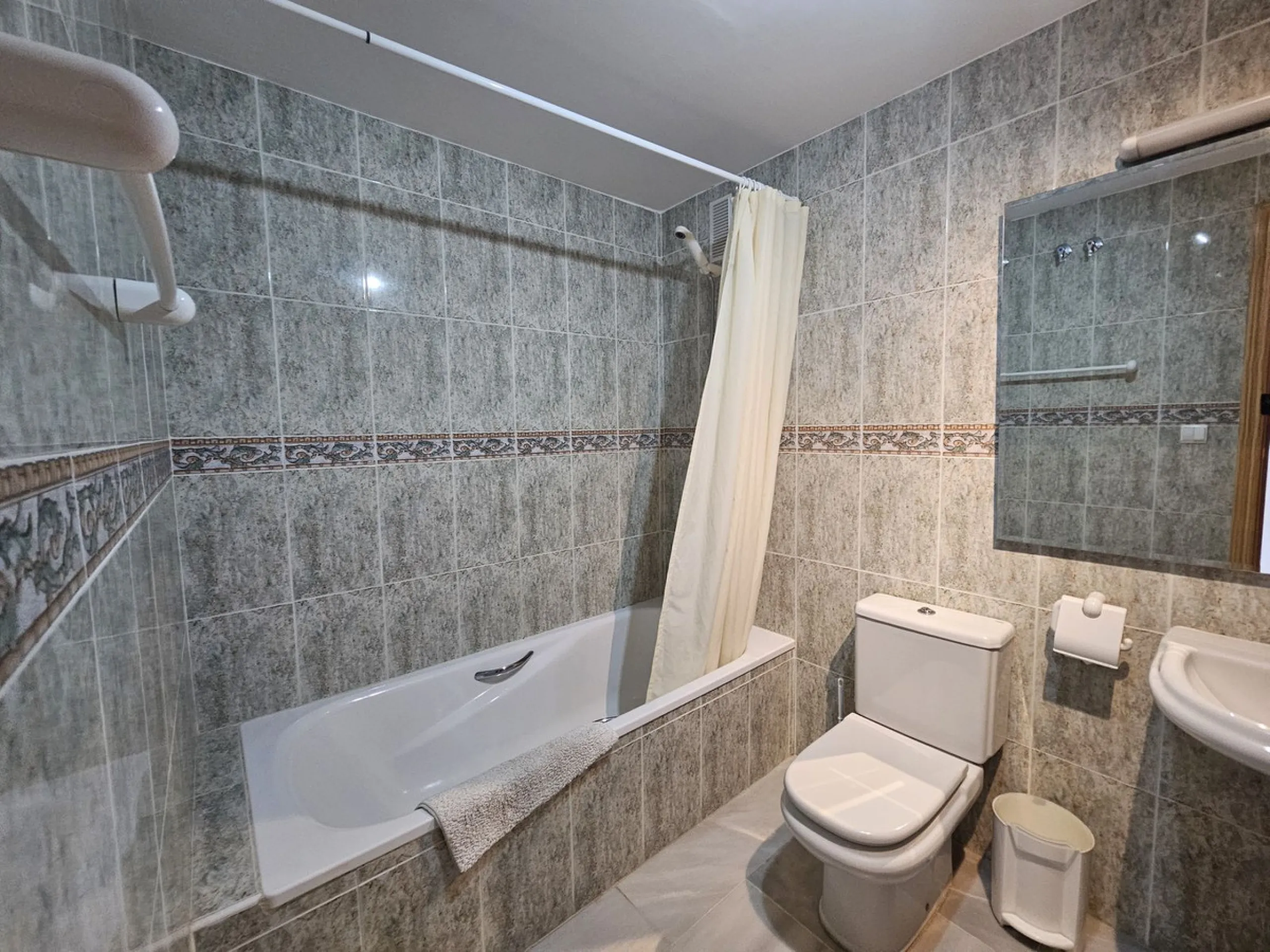 Apartment in Miraflores with fantastic sea views. It features two spacious bedrooms and two bathrooms, a fully equipped kitchen with a utility room, and a spacious living-dining room with access to a 10 m2 terrace with fantastic sea views. The complex is 