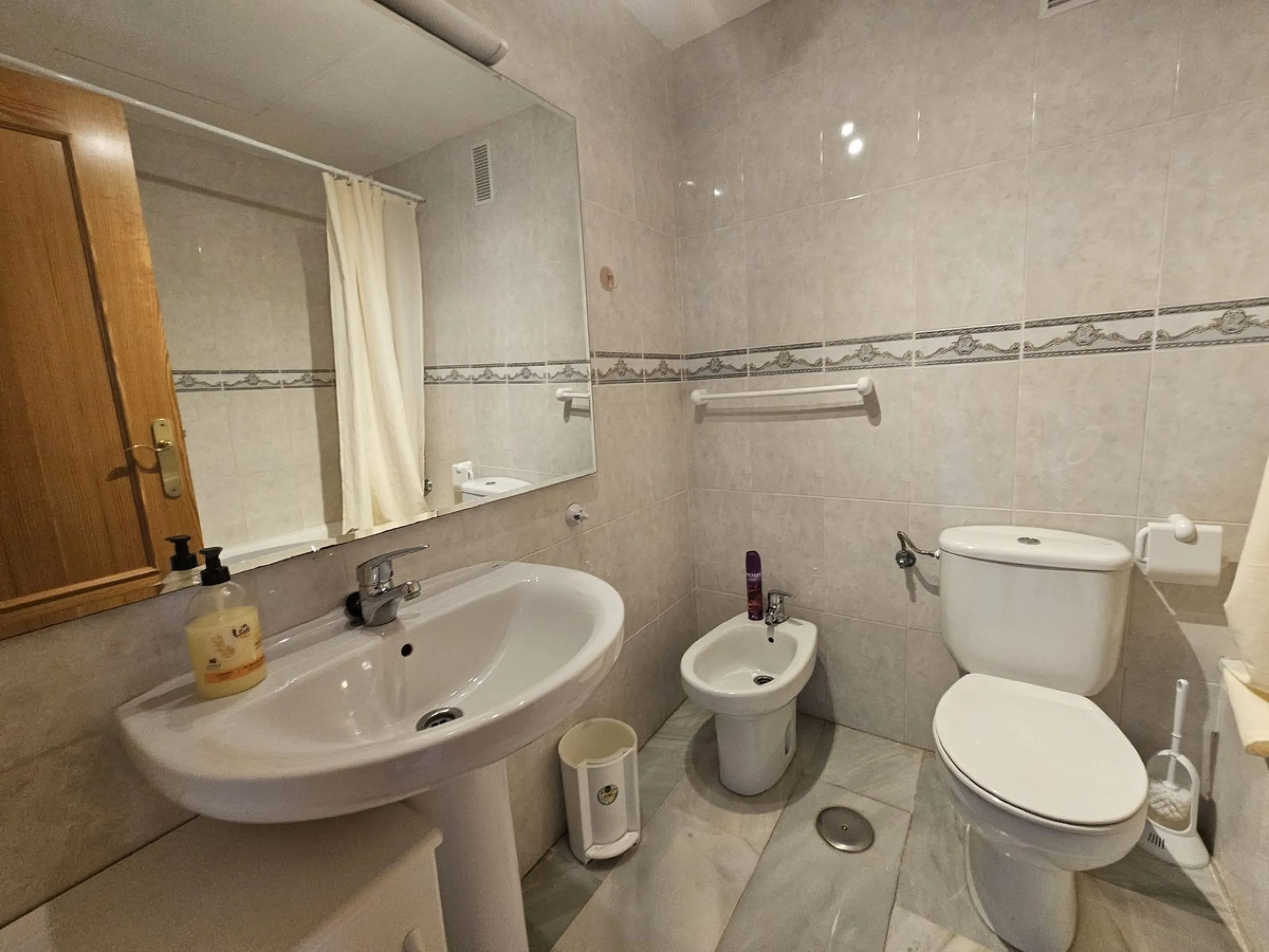 Apartment in Miraflores with fantastic sea views. It features two spacious bedrooms and two bathrooms, a fully equipped kitchen with a utility room, and a spacious living-dining room with access to a 10 m2 terrace with fantastic sea views. The complex is 