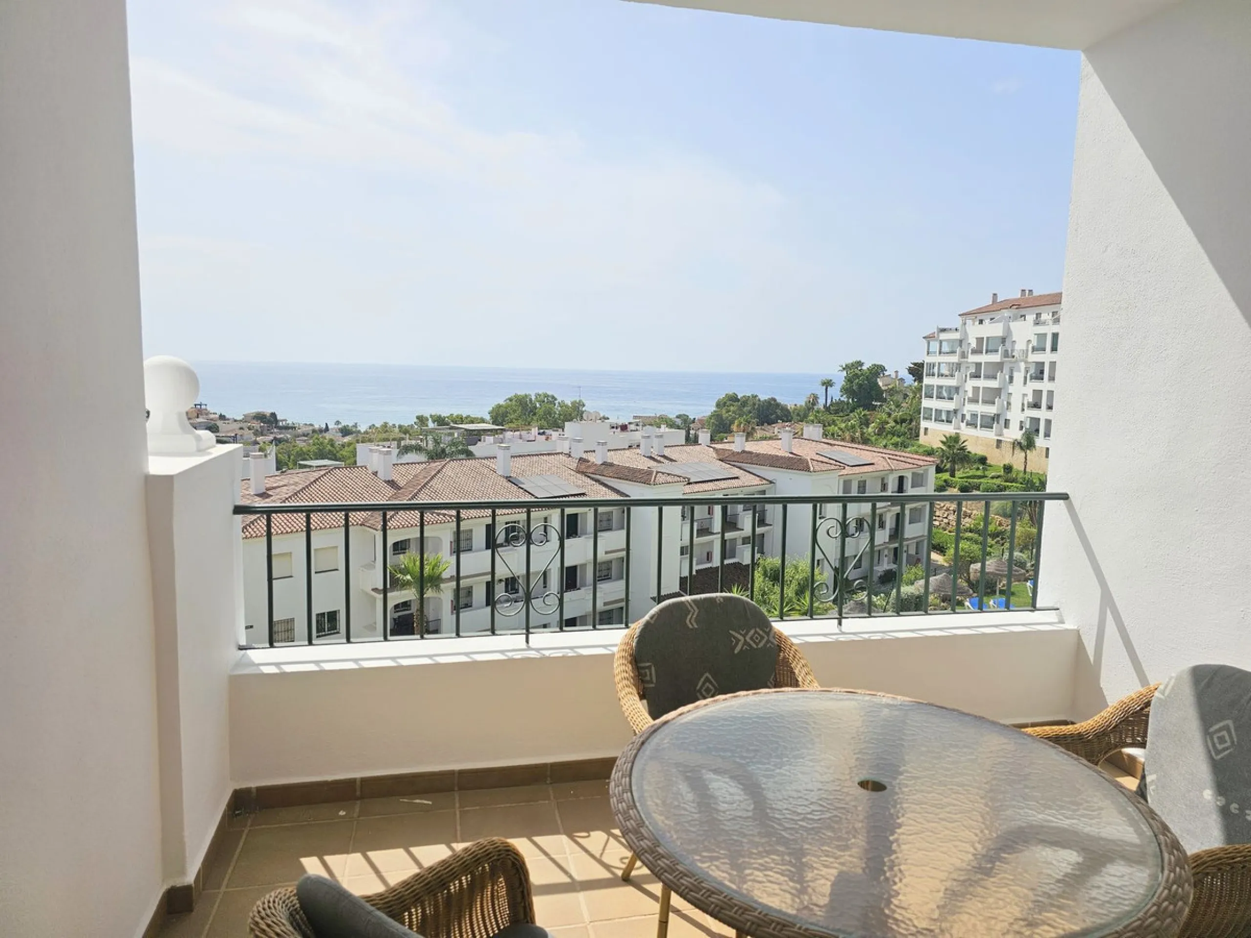 Apartment in Miraflores with fantastic sea views. It features two spacious bedrooms and two bathrooms, a fully equipped kitchen with a utility room, and a spacious living-dining room with access to a 10 m2 terrace with fantastic sea views. The complex is 