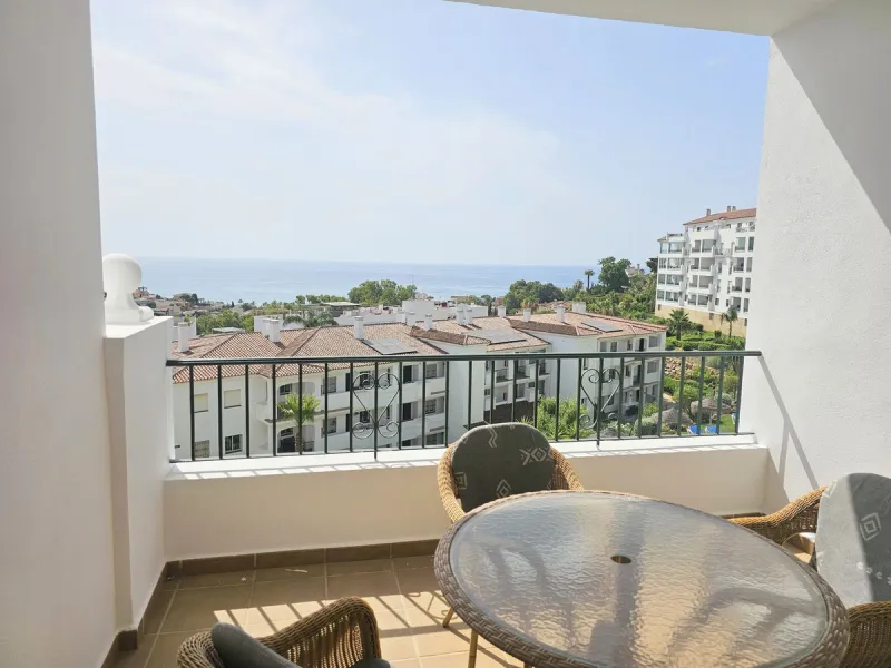 Apartment in Miraflores with fantastic sea views. It features two spacious bedrooms and two bathrooms, a fully equipped kitchen with a utility room, and a spacious living-dining room with access to a 10 m2 terrace with fantastic sea views. The complex is 
