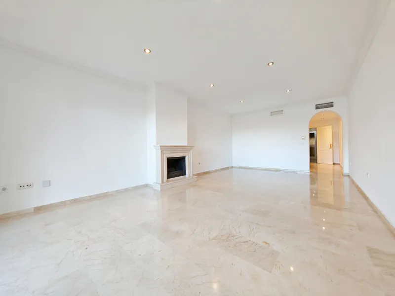 Apartment for sale in Elviria, Marbella with 2 bedrooms, 2 bathrooms, 1 on suite bathroom, 1 toilet and with orientation south, with communal swimming pool, private garage (1 parking spaces) and communal garden. Regarding property dimensions, it has 113 m