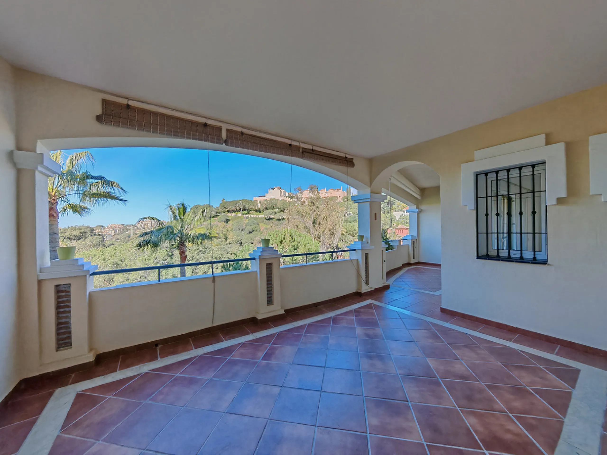 Apartment for sale in Elviria, Marbella with 2 bedrooms, 2 bathrooms, 1 on suite bathroom, 1 toilet and with orientation south, with communal swimming pool, private garage (1 parking spaces) and communal garden. Regarding property dimensions, it has 113 m