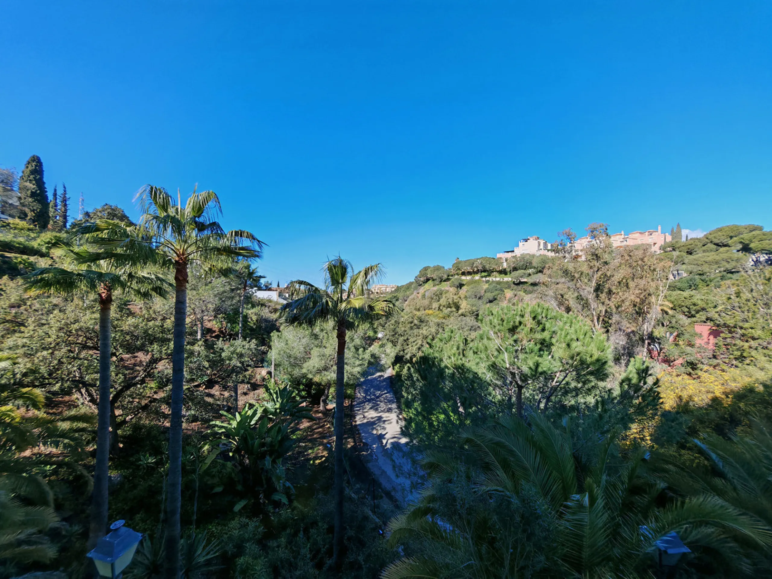 Apartment for sale in Elviria, Marbella with 2 bedrooms, 2 bathrooms, 1 on suite bathroom, 1 toilet and with orientation south, with communal swimming pool, private garage (1 parking spaces) and communal garden. Regarding property dimensions, it has 113 m