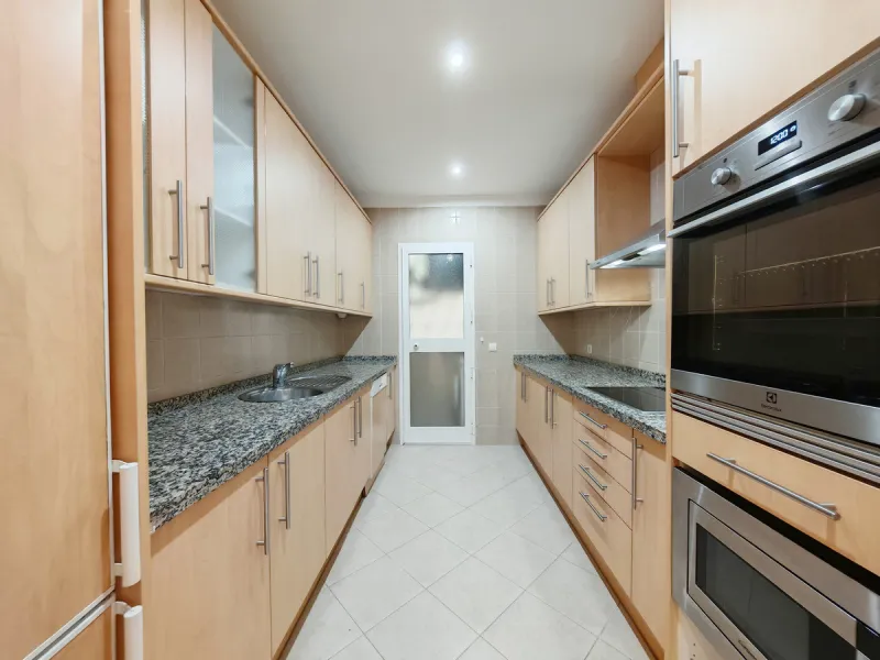 Apartment for sale in Elviria, Marbella with 2 bedrooms, 2 bathrooms, 1 on suite bathroom, 1 toilet and with orientation south, with communal swimming pool, private garage (1 parking spaces) and communal garden. Regarding property dimensions, it has 113 m