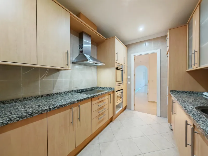 Apartment for sale in Elviria, Marbella with 2 bedrooms, 2 bathrooms, 1 on suite bathroom, 1 toilet and with orientation south, with communal swimming pool, private garage (1 parking spaces) and communal garden. Regarding property dimensions, it has 113 m