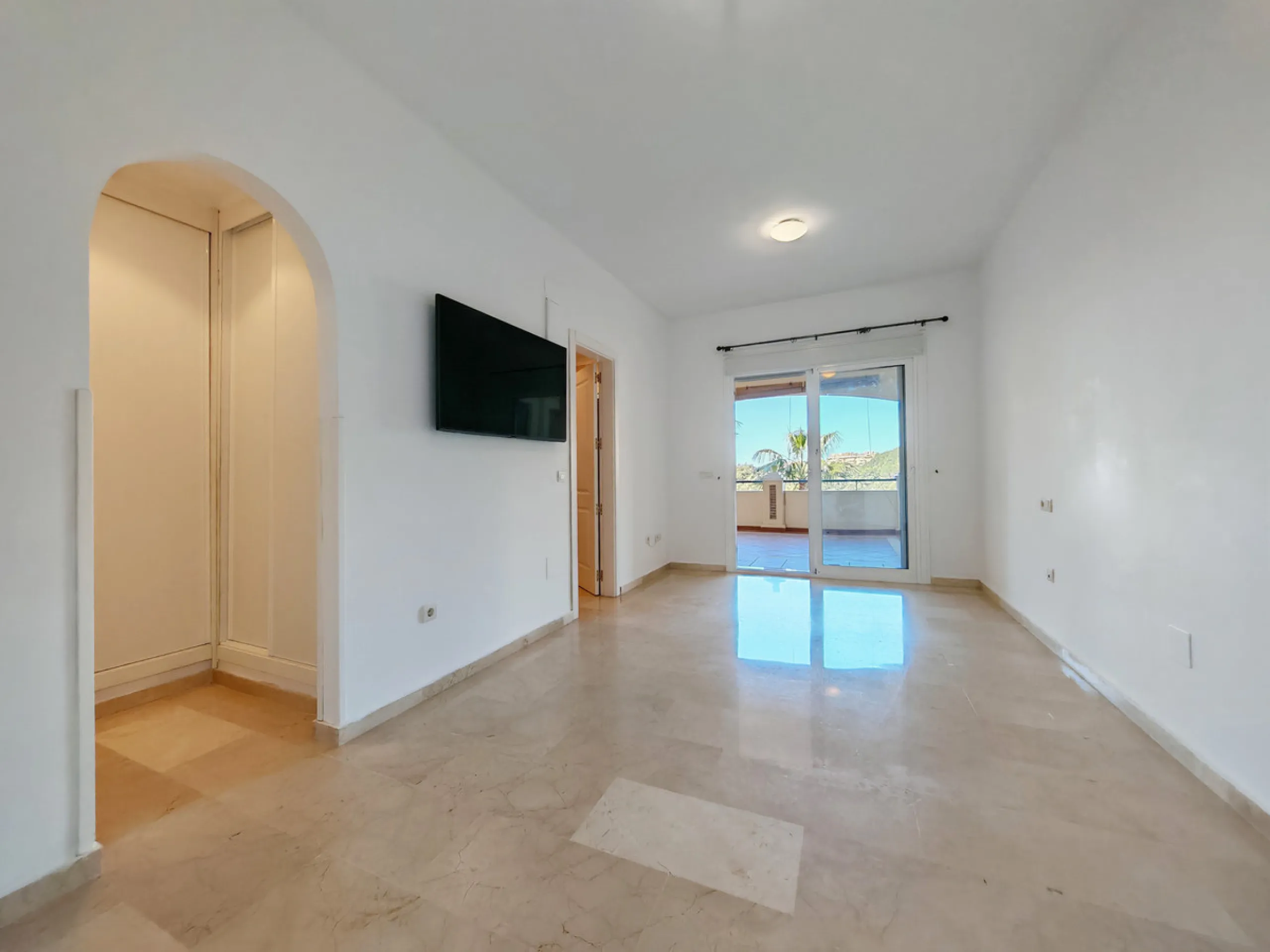 Apartment for sale in Elviria, Marbella with 2 bedrooms, 2 bathrooms, 1 on suite bathroom, 1 toilet and with orientation south, with communal swimming pool, private garage (1 parking spaces) and communal garden. Regarding property dimensions, it has 113 m