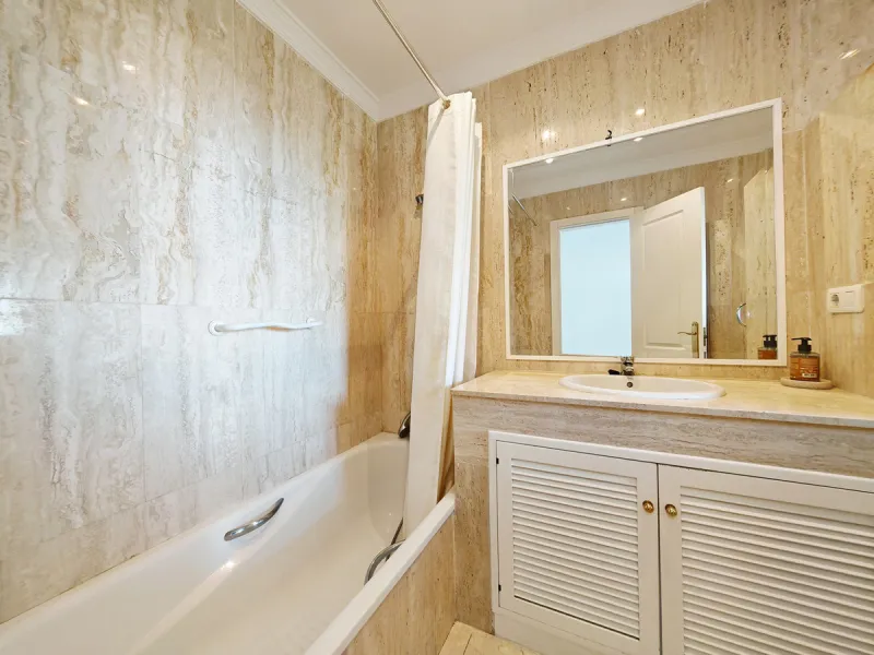 Apartment for sale in Elviria, Marbella with 2 bedrooms, 2 bathrooms, 1 on suite bathroom, 1 toilet and with orientation south, with communal swimming pool, private garage (1 parking spaces) and communal garden. Regarding property dimensions, it has 113 m