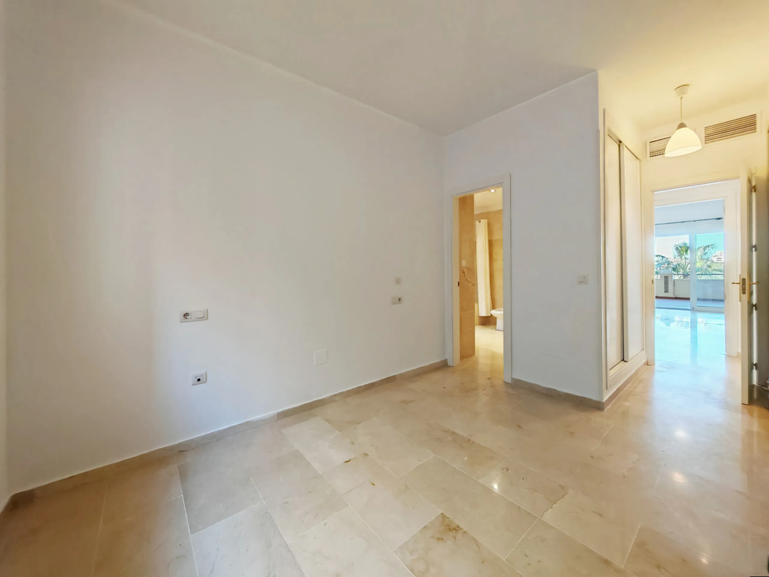 Apartment for sale in Elviria, Marbella with 2 bedrooms, 2 bathrooms, 1 on suite bathroom, 1 toilet and with orientation south, with communal swimming pool, private garage (1 parking spaces) and communal garden. Regarding property dimensions, it has 113 m