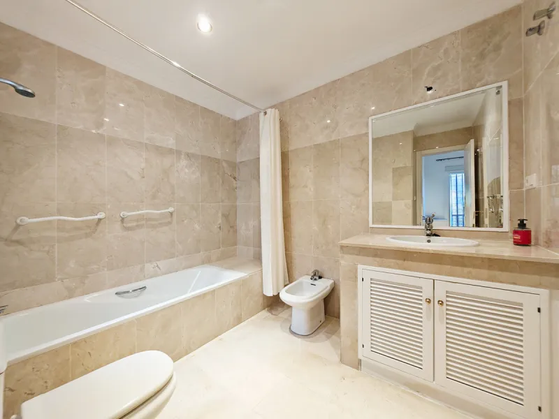 Apartment for sale in Elviria, Marbella with 2 bedrooms, 2 bathrooms, 1 on suite bathroom, 1 toilet and with orientation south, with communal swimming pool, private garage (1 parking spaces) and communal garden. Regarding property dimensions, it has 113 m