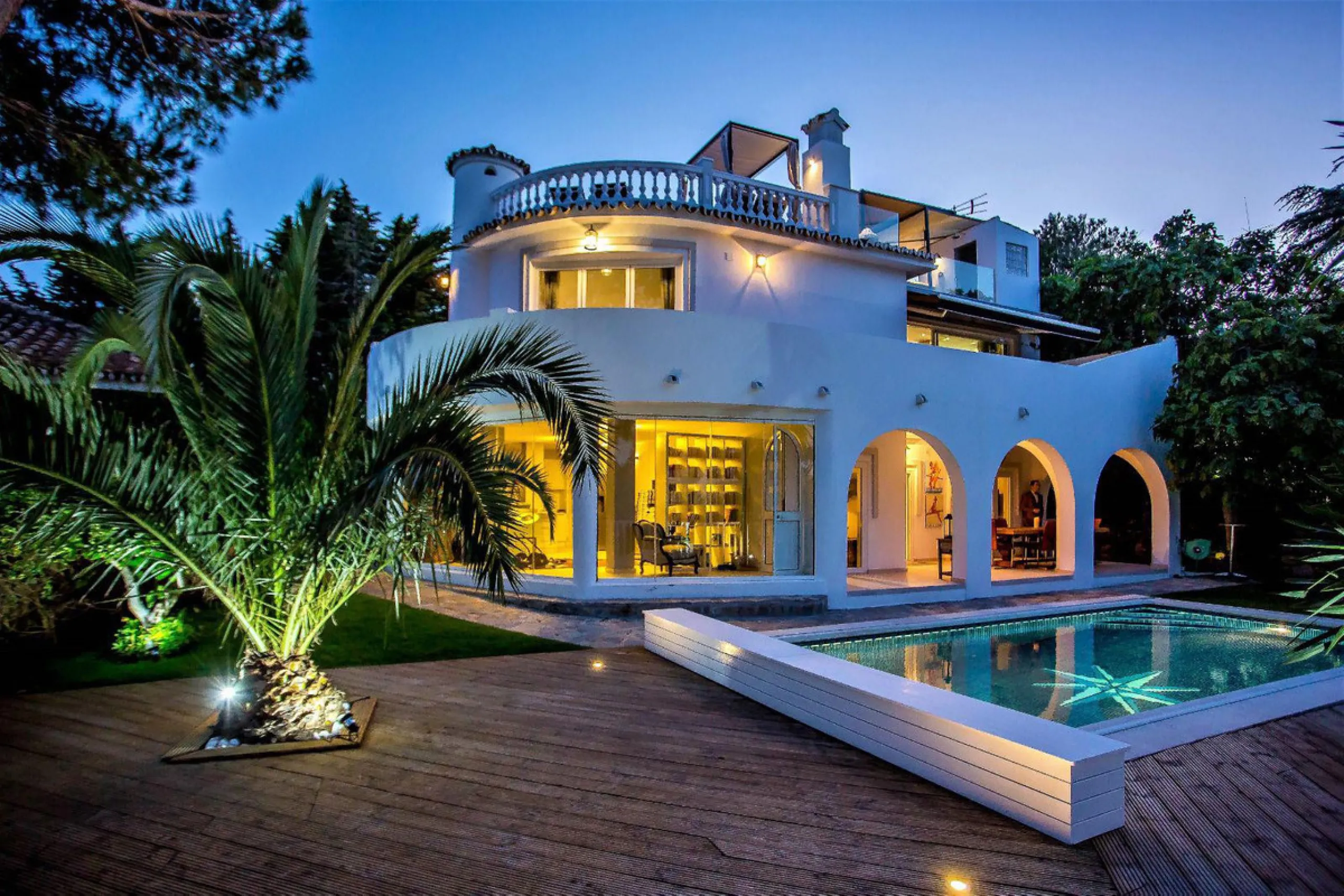 Villa for sale in , Mijas Costa with 4 bedrooms, 4 bathrooms, 4 en suite bathrooms, 1 toilet and with orientation south, with private swimming pool, private garage (2 parking spaces) and private garden. Regarding property dimensions, it has 220 m² built, 