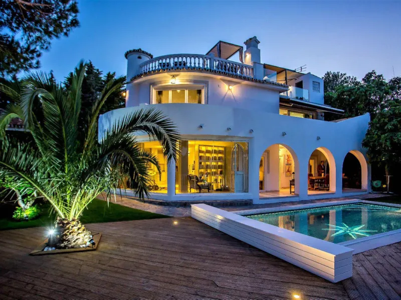 House - Detached Villa в продаже в Mijas, Málaga. В доме 4 спален и 5 ванных комнат. Площадь дома 220 м². Площадь участка 764 м²