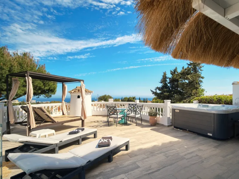 Villa for sale in , Mijas Costa with 4 bedrooms, 4 bathrooms, 4 en suite bathrooms, 1 toilet and with orientation south, with private swimming pool, private garage (2 parking spaces) and private garden. Regarding property dimensions, it has 220 m² built, 