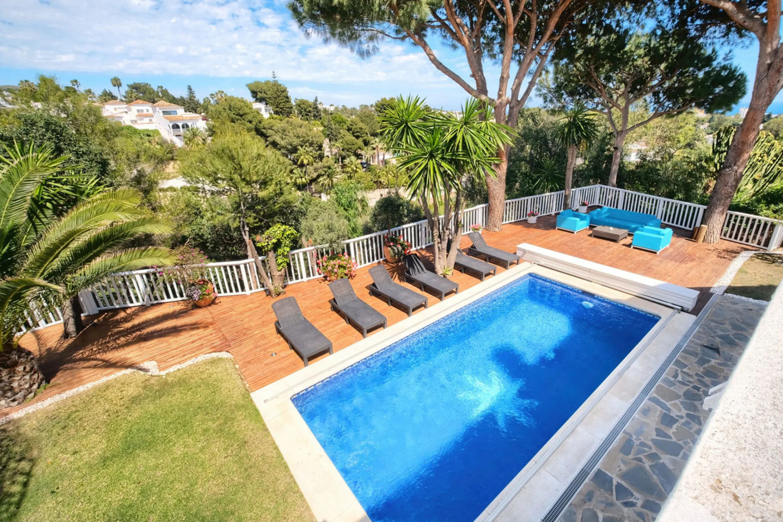 Villa for sale in , Mijas Costa with 4 bedrooms, 4 bathrooms, 4 en suite bathrooms, 1 toilet and with orientation south, with private swimming pool, private garage (2 parking spaces) and private garden. Regarding property dimensions, it has 220 m² built, 
