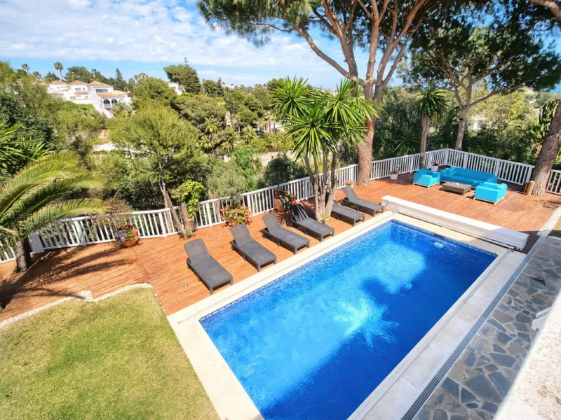Villa for sale in , Mijas Costa with 4 bedrooms, 4 bathrooms, 4 en suite bathrooms, 1 toilet and with orientation south, with private swimming pool, private garage (2 parking spaces) and private garden. Regarding property dimensions, it has 220 m² built, 