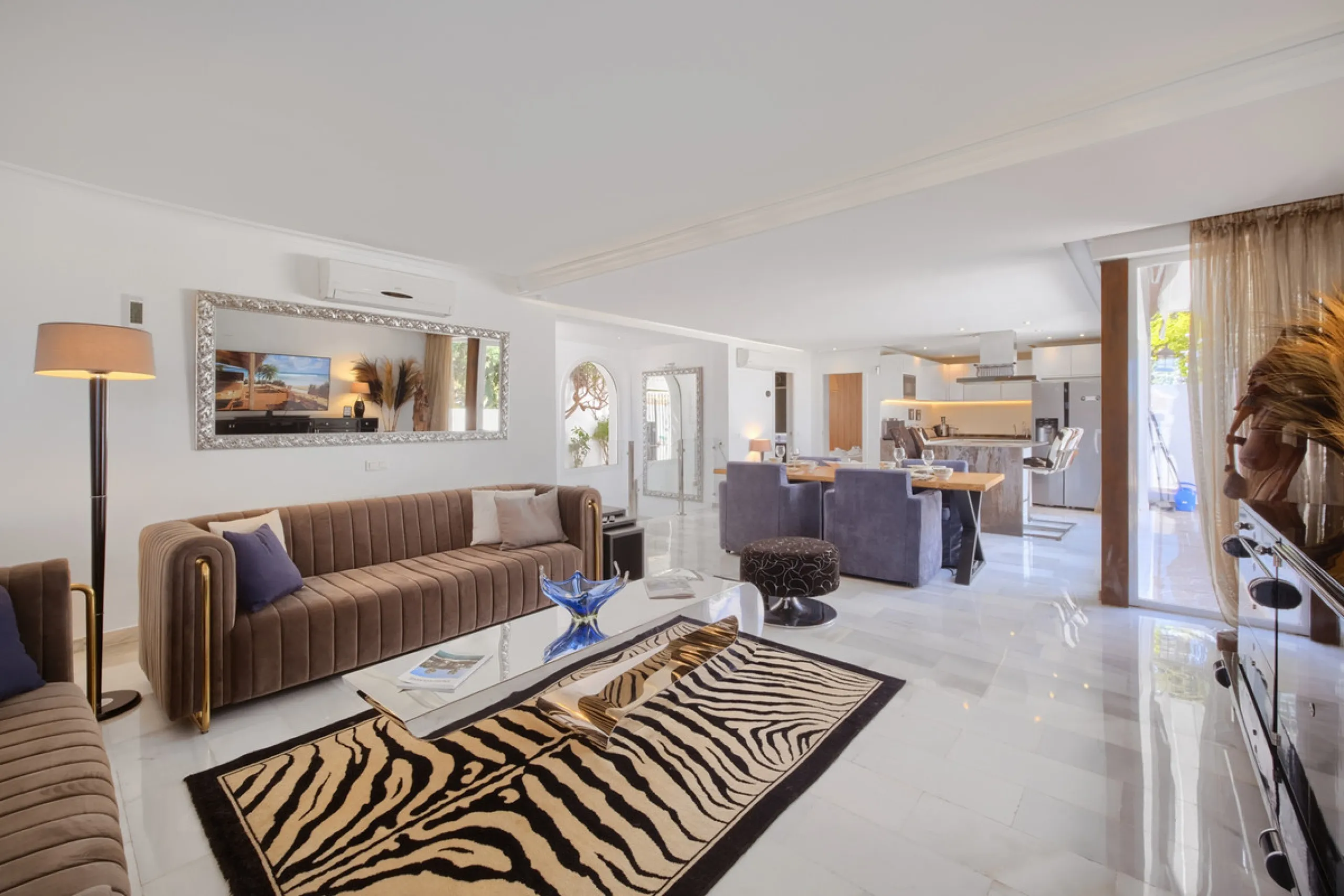 Villa for sale in , Mijas Costa with 4 bedrooms, 4 bathrooms, 4 en suite bathrooms, 1 toilet and with orientation south, with private swimming pool, private garage (2 parking spaces) and private garden. Regarding property dimensions, it has 220 m² built, 