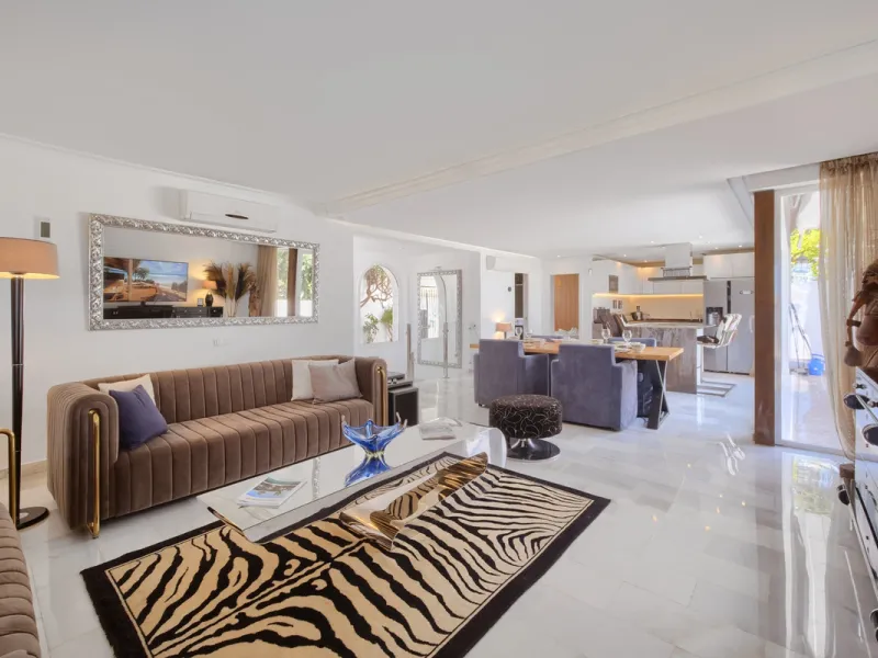 Villa for sale in , Mijas Costa with 4 bedrooms, 4 bathrooms, 4 en suite bathrooms, 1 toilet and with orientation south, with private swimming pool, private garage (2 parking spaces) and private garden. Regarding property dimensions, it has 220 m² built, 