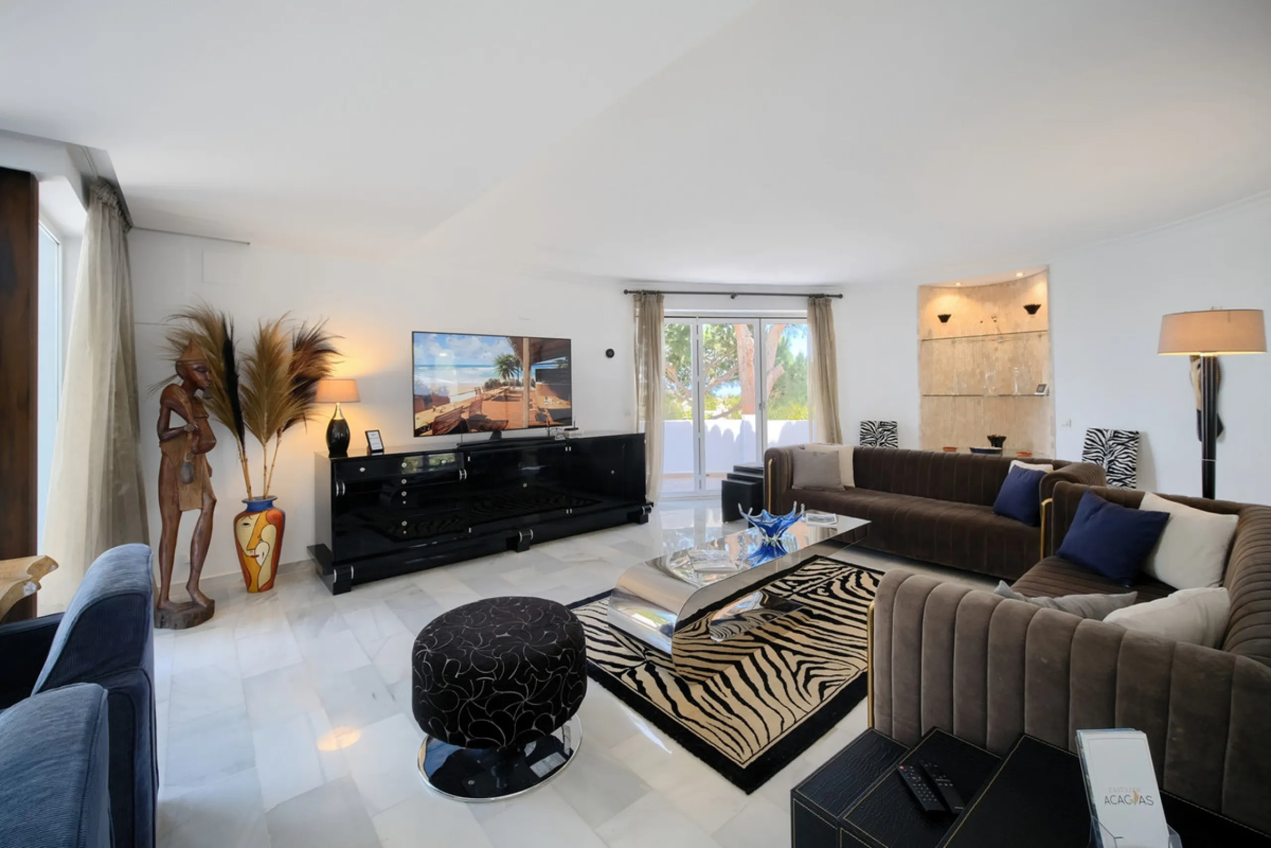 Villa for sale in , Mijas Costa with 4 bedrooms, 4 bathrooms, 4 en suite bathrooms, 1 toilet and with orientation south, with private swimming pool, private garage (2 parking spaces) and private garden. Regarding property dimensions, it has 220 m² built, 