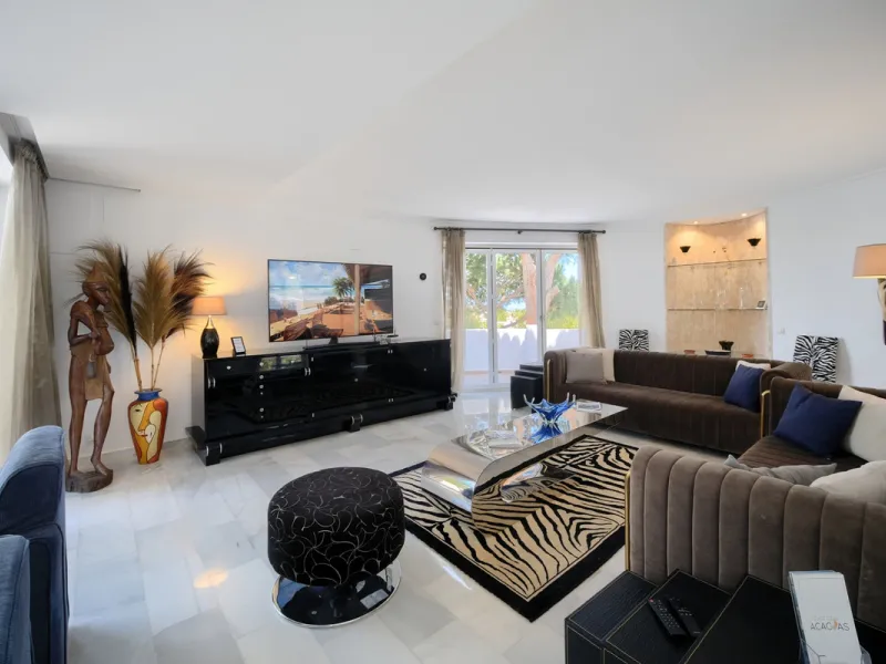 Villa for sale in , Mijas Costa with 4 bedrooms, 4 bathrooms, 4 en suite bathrooms, 1 toilet and with orientation south, with private swimming pool, private garage (2 parking spaces) and private garden. Regarding property dimensions, it has 220 m² built, 