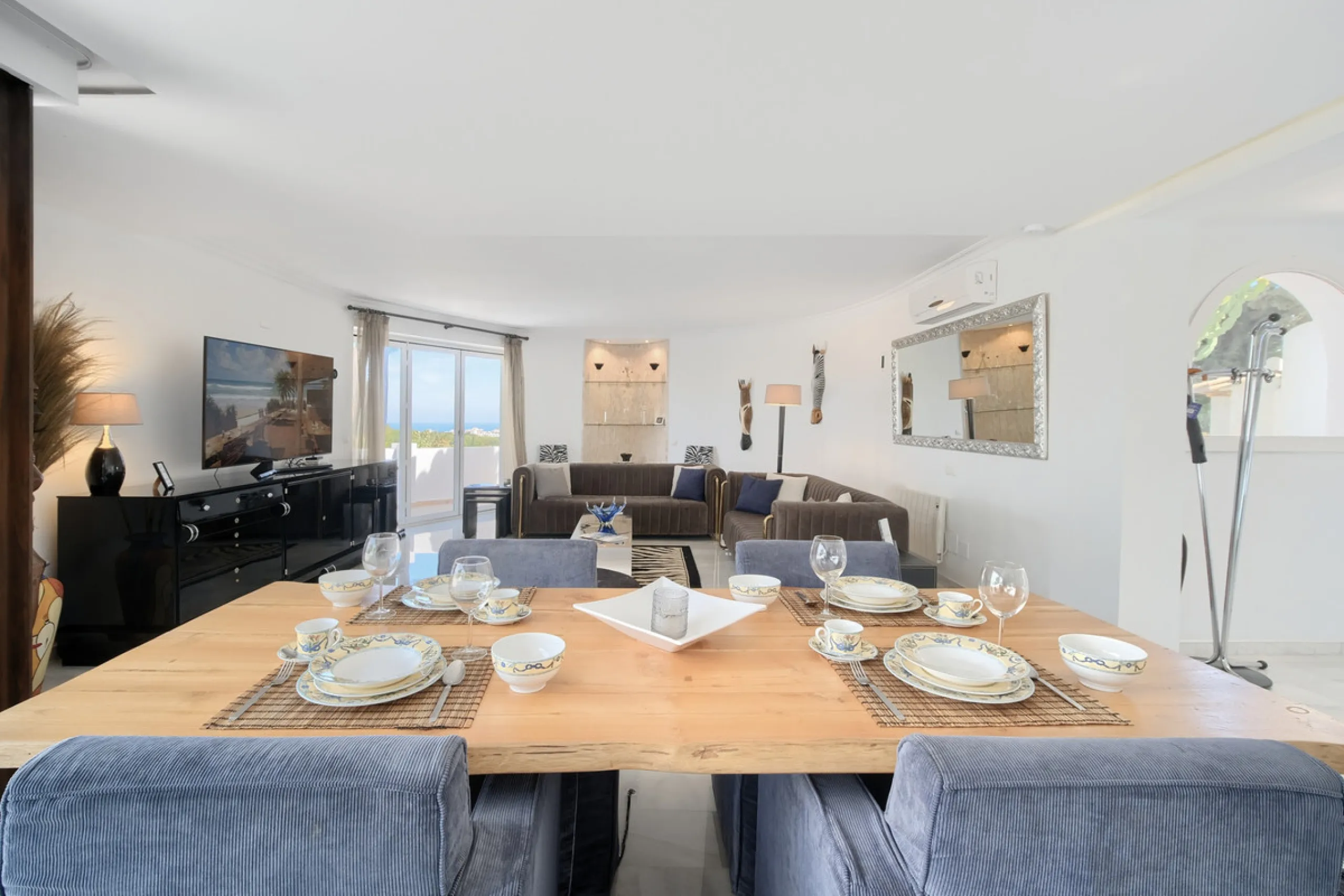 Villa for sale in , Mijas Costa with 4 bedrooms, 4 bathrooms, 4 en suite bathrooms, 1 toilet and with orientation south, with private swimming pool, private garage (2 parking spaces) and private garden. Regarding property dimensions, it has 220 m² built, 