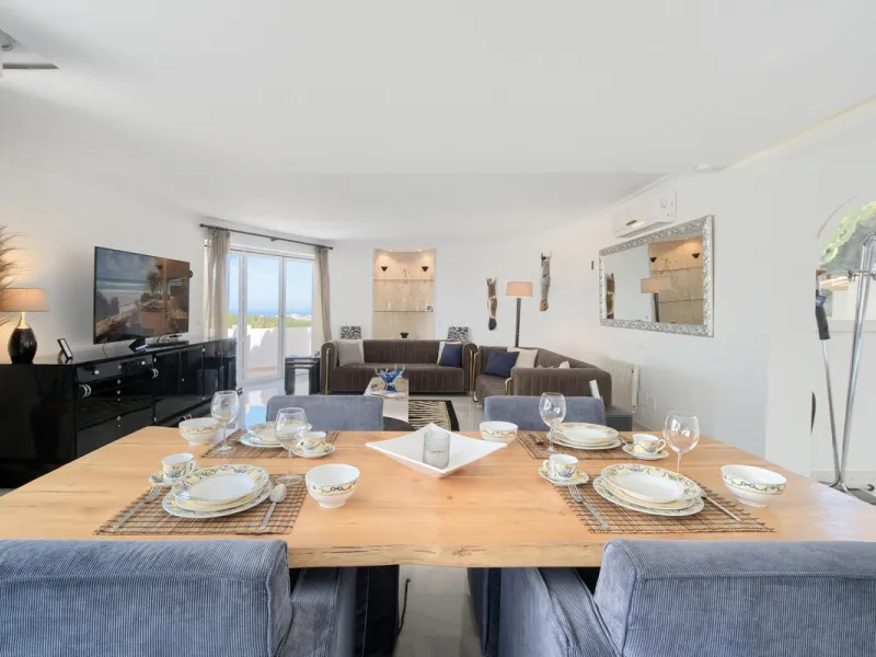 Villa for sale in , Mijas Costa with 4 bedrooms, 4 bathrooms, 4 en suite bathrooms, 1 toilet and with orientation south, with private swimming pool, private garage (2 parking spaces) and private garden. Regarding property dimensions, it has 220 m² built, 