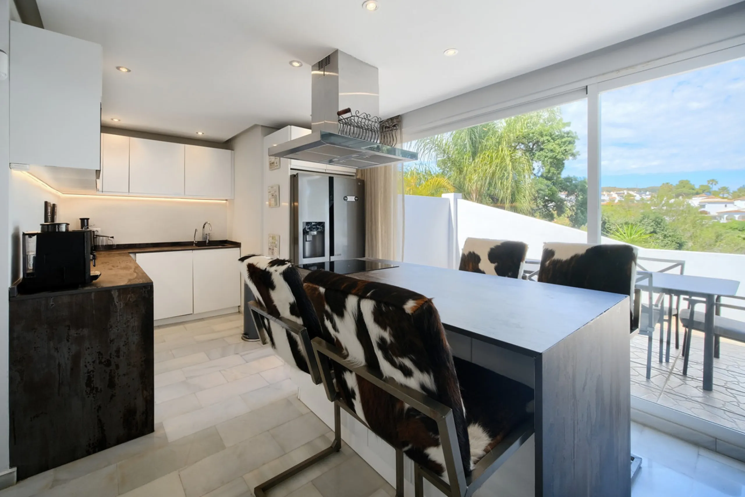 Villa for sale in , Mijas Costa with 4 bedrooms, 4 bathrooms, 4 en suite bathrooms, 1 toilet and with orientation south, with private swimming pool, private garage (2 parking spaces) and private garden. Regarding property dimensions, it has 220 m² built, 