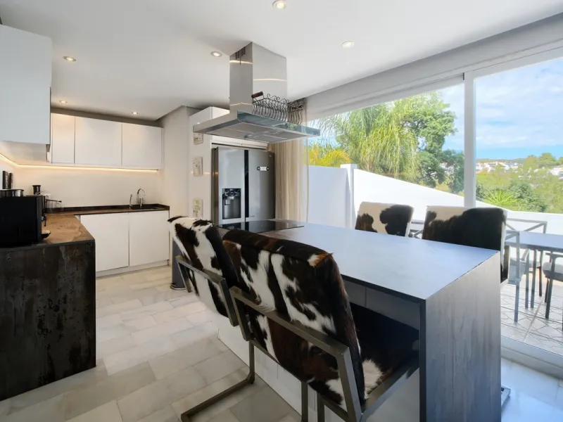 Villa for sale in , Mijas Costa with 4 bedrooms, 4 bathrooms, 4 en suite bathrooms, 1 toilet and with orientation south, with private swimming pool, private garage (2 parking spaces) and private garden. Regarding property dimensions, it has 220 m² built, 