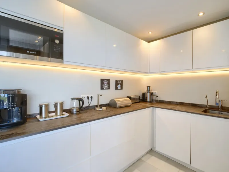 Villa for sale in , Mijas Costa with 4 bedrooms, 4 bathrooms, 4 en suite bathrooms, 1 toilet and with orientation south, with private swimming pool, private garage (2 parking spaces) and private garden. Regarding property dimensions, it has 220 m² built, 