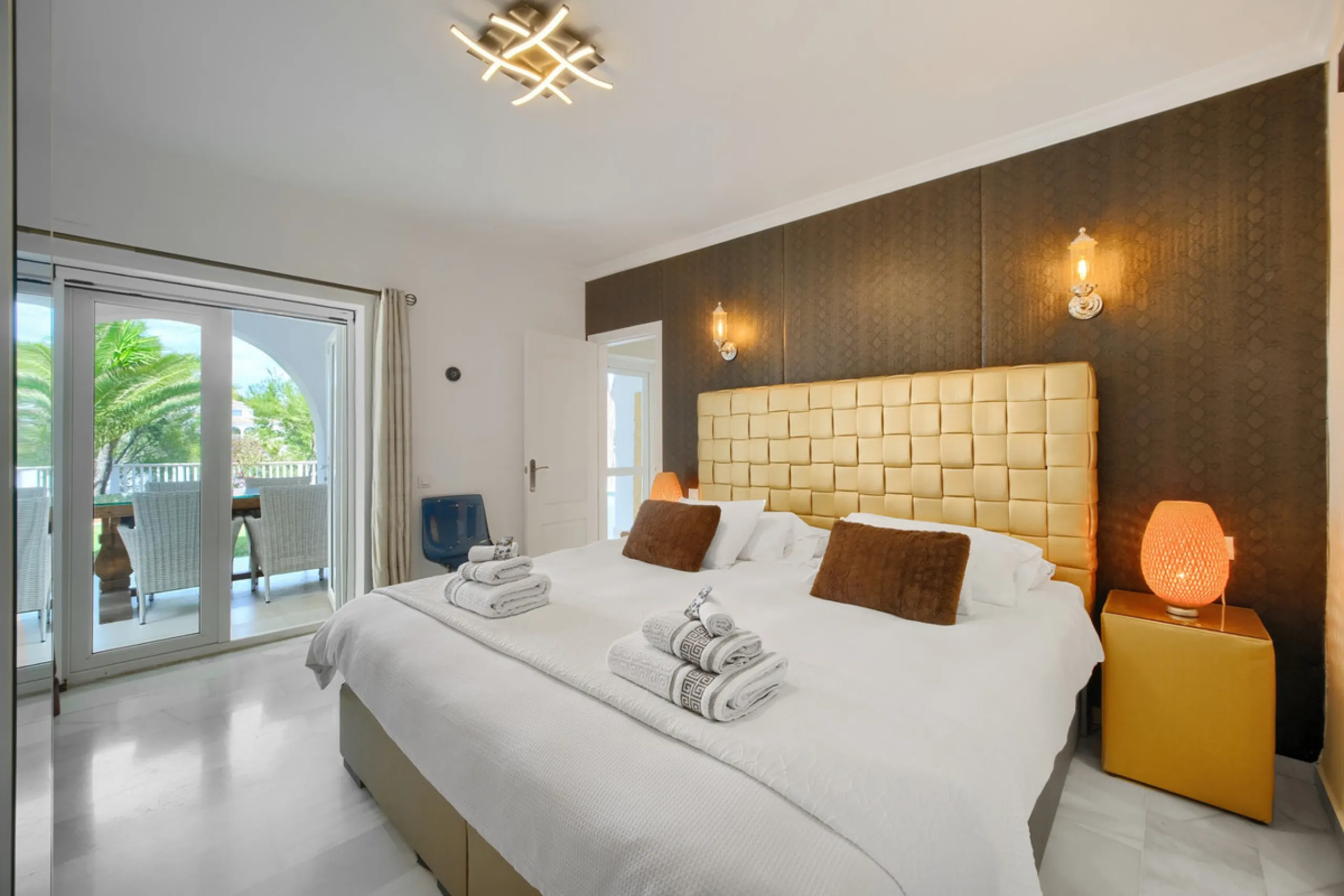 Villa for sale in , Mijas Costa with 4 bedrooms, 4 bathrooms, 4 en suite bathrooms, 1 toilet and with orientation south, with private swimming pool, private garage (2 parking spaces) and private garden. Regarding property dimensions, it has 220 m² built, 