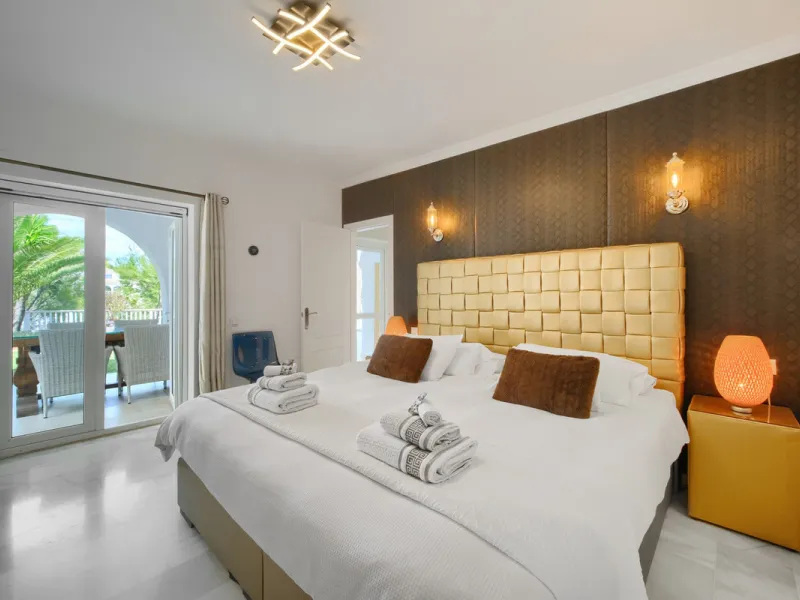 Villa for sale in , Mijas Costa with 4 bedrooms, 4 bathrooms, 4 en suite bathrooms, 1 toilet and with orientation south, with private swimming pool, private garage (2 parking spaces) and private garden. Regarding property dimensions, it has 220 m² built, 