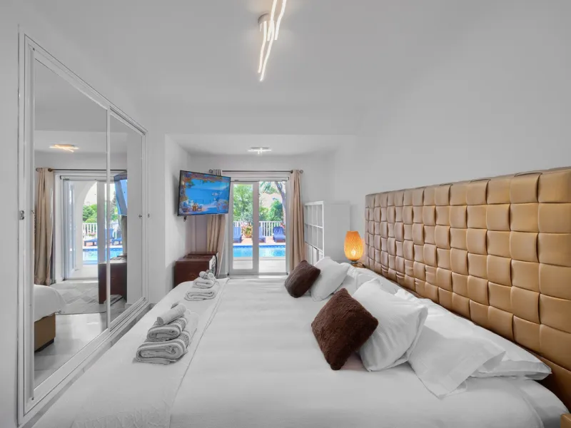 Villa for sale in , Mijas Costa with 4 bedrooms, 4 bathrooms, 4 en suite bathrooms, 1 toilet and with orientation south, with private swimming pool, private garage (2 parking spaces) and private garden. Regarding property dimensions, it has 220 m² built, 