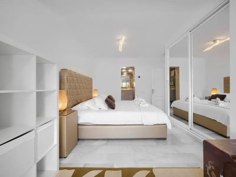 Villa for sale in , Mijas Costa with 4 bedrooms, 4 bathrooms, 4 en suite bathrooms, 1 toilet and with orientation south, with private swimming pool, private garage (2 parking spaces) and private garden. Regarding property dimensions, it has 220 m² built, 