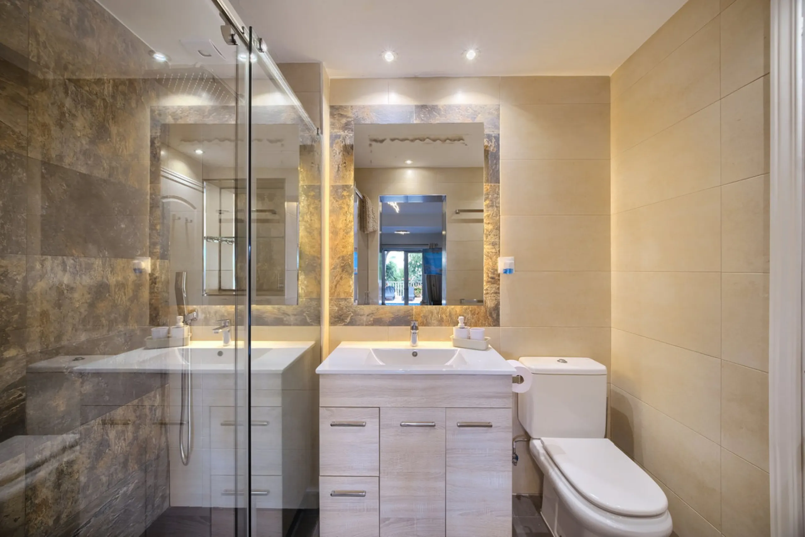 Villa for sale in , Mijas Costa with 4 bedrooms, 4 bathrooms, 4 en suite bathrooms, 1 toilet and with orientation south, with private swimming pool, private garage (2 parking spaces) and private garden. Regarding property dimensions, it has 220 m² built, 