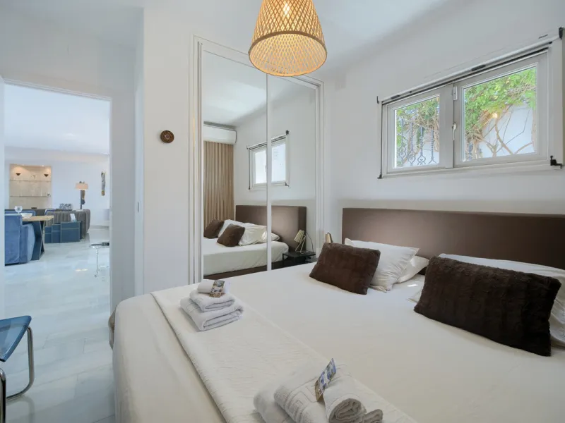 Villa for sale in , Mijas Costa with 4 bedrooms, 4 bathrooms, 4 en suite bathrooms, 1 toilet and with orientation south, with private swimming pool, private garage (2 parking spaces) and private garden. Regarding property dimensions, it has 220 m² built, 