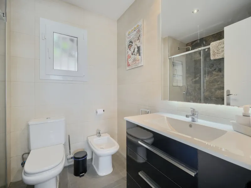 Villa for sale in , Mijas Costa with 4 bedrooms, 4 bathrooms, 4 en suite bathrooms, 1 toilet and with orientation south, with private swimming pool, private garage (2 parking spaces) and private garden. Regarding property dimensions, it has 220 m² built, 