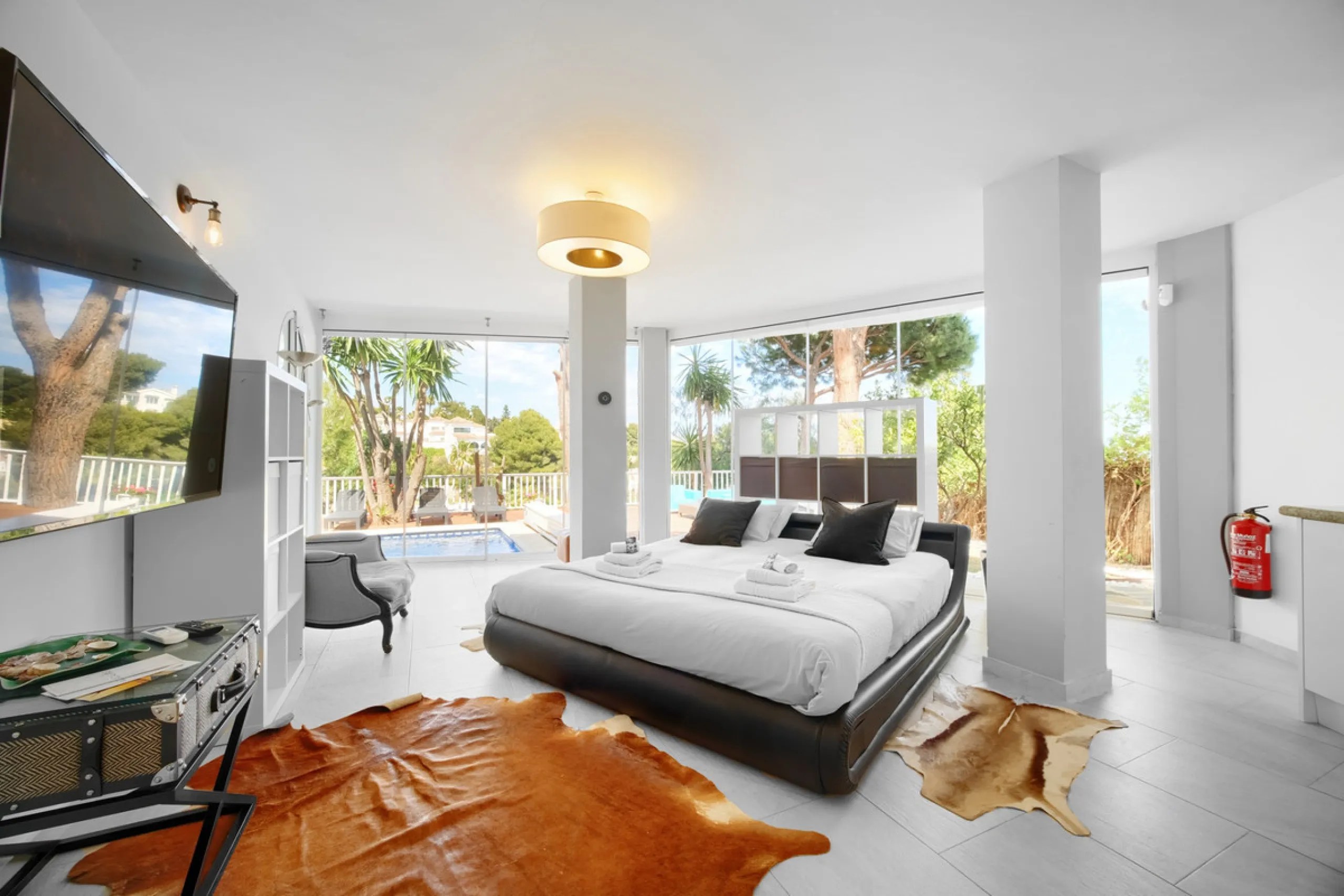 Villa for sale in , Mijas Costa with 4 bedrooms, 4 bathrooms, 4 en suite bathrooms, 1 toilet and with orientation south, with private swimming pool, private garage (2 parking spaces) and private garden. Regarding property dimensions, it has 220 m² built, 
