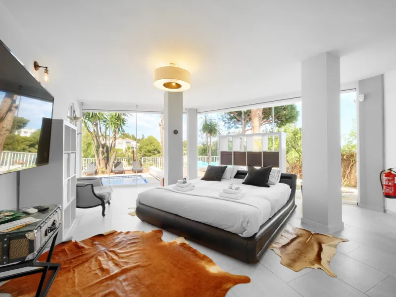 Villa for sale in , Mijas Costa with 4 bedrooms, 4 bathrooms, 4 en suite bathrooms, 1 toilet and with orientation south, with private swimming pool, private garage (2 parking spaces) and private garden. Regarding property dimensions, it has 220 m² built, 