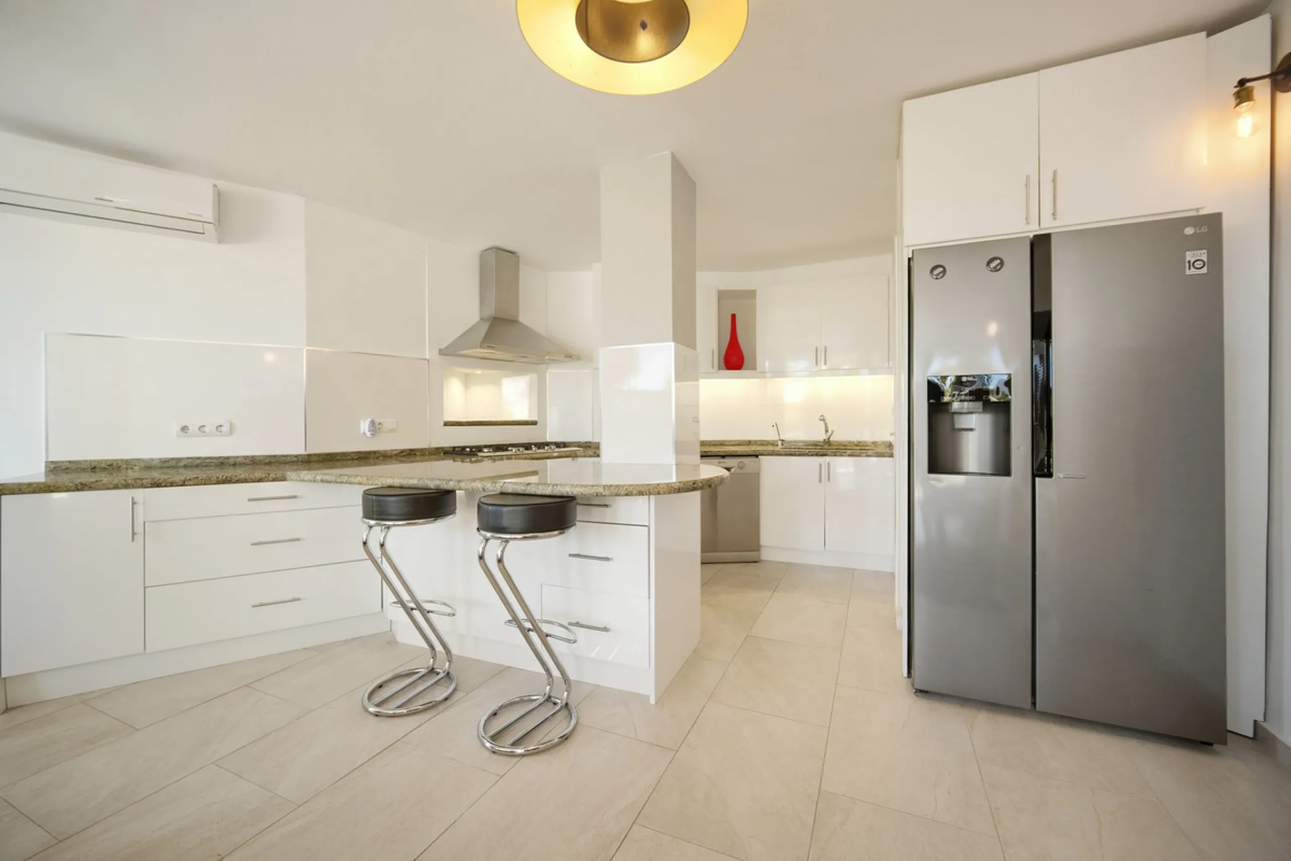 Villa for sale in , Mijas Costa with 4 bedrooms, 4 bathrooms, 4 en suite bathrooms, 1 toilet and with orientation south, with private swimming pool, private garage (2 parking spaces) and private garden. Regarding property dimensions, it has 220 m² built, 