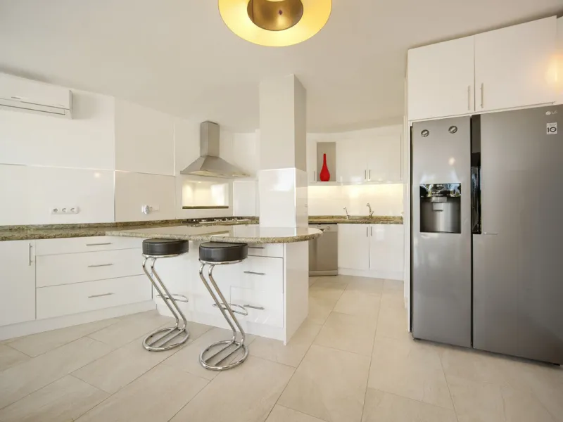 Villa for sale in , Mijas Costa with 4 bedrooms, 4 bathrooms, 4 en suite bathrooms, 1 toilet and with orientation south, with private swimming pool, private garage (2 parking spaces) and private garden. Regarding property dimensions, it has 220 m² built, 