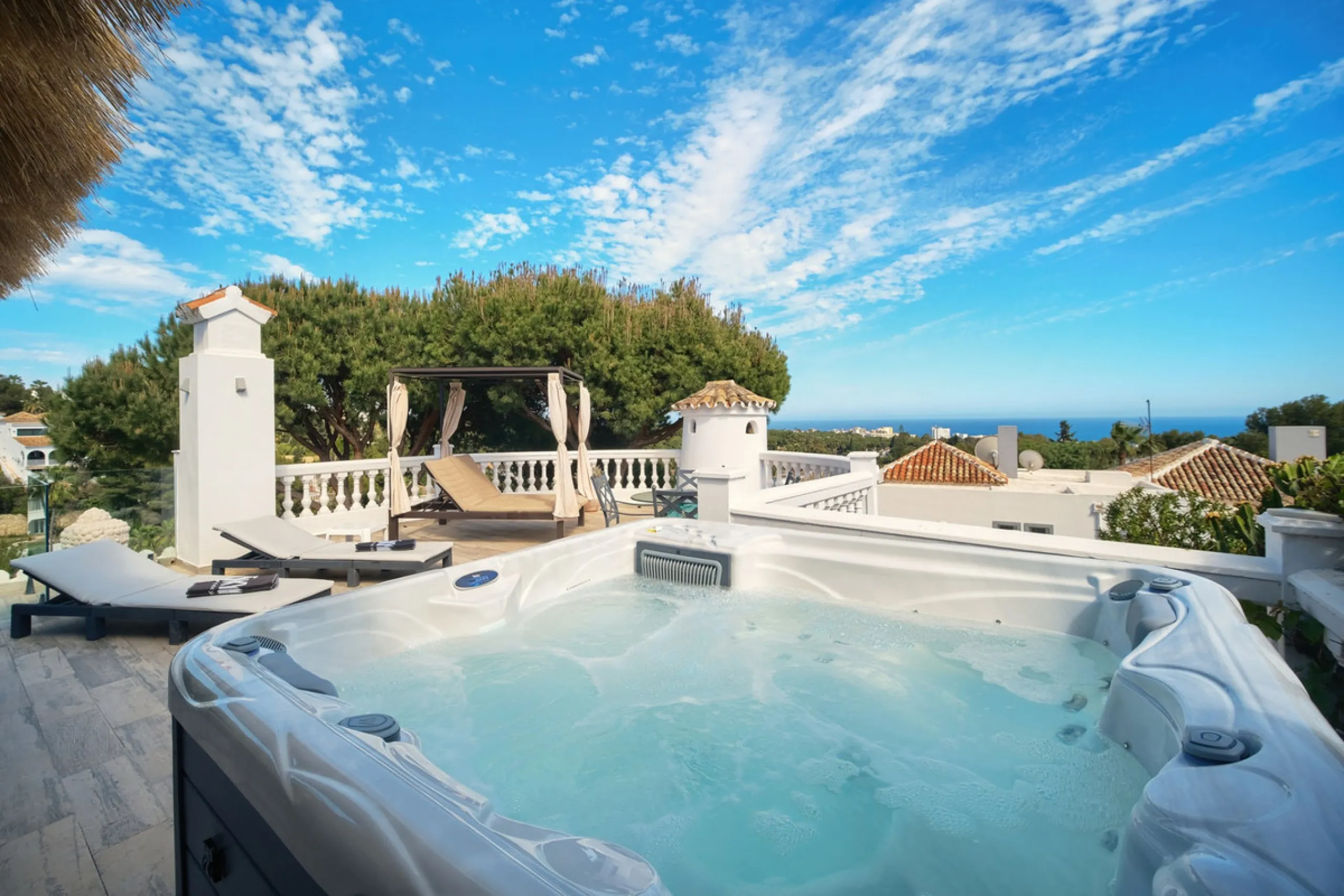Villa for sale in , Mijas Costa with 4 bedrooms, 4 bathrooms, 4 en suite bathrooms, 1 toilet and with orientation south, with private swimming pool, private garage (2 parking spaces) and private garden. Regarding property dimensions, it has 220 m² built, 