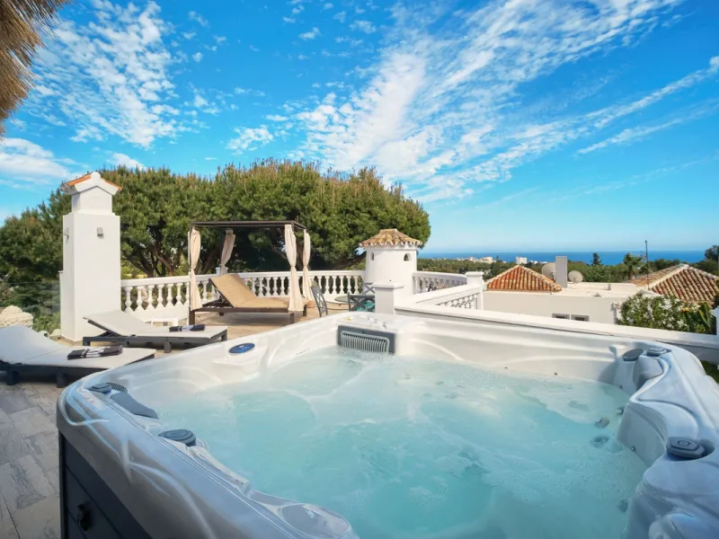 Villa for sale in , Mijas Costa with 4 bedrooms, 4 bathrooms, 4 en suite bathrooms, 1 toilet and with orientation south, with private swimming pool, private garage (2 parking spaces) and private garden. Regarding property dimensions, it has 220 m² built, 